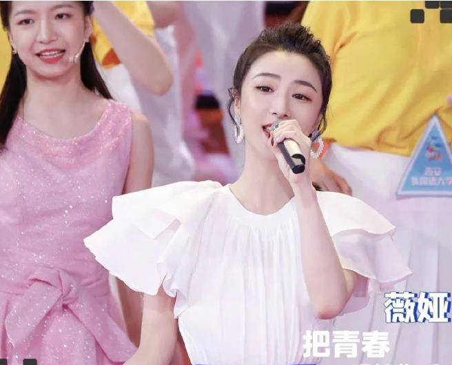 女学院关晓彤美腿吸睛,唐艺昕辣妈蓝裙甜美减龄_选择了_红色_白色