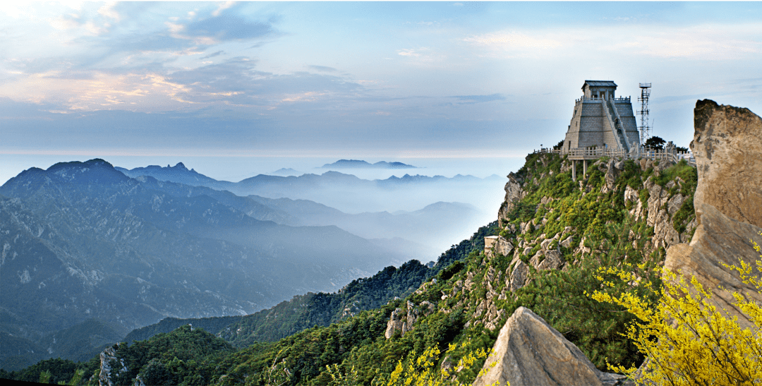 沂蒙山情意深長,革命的火種在此延綿;南山梵音嫋嫋,大佛見證了無數