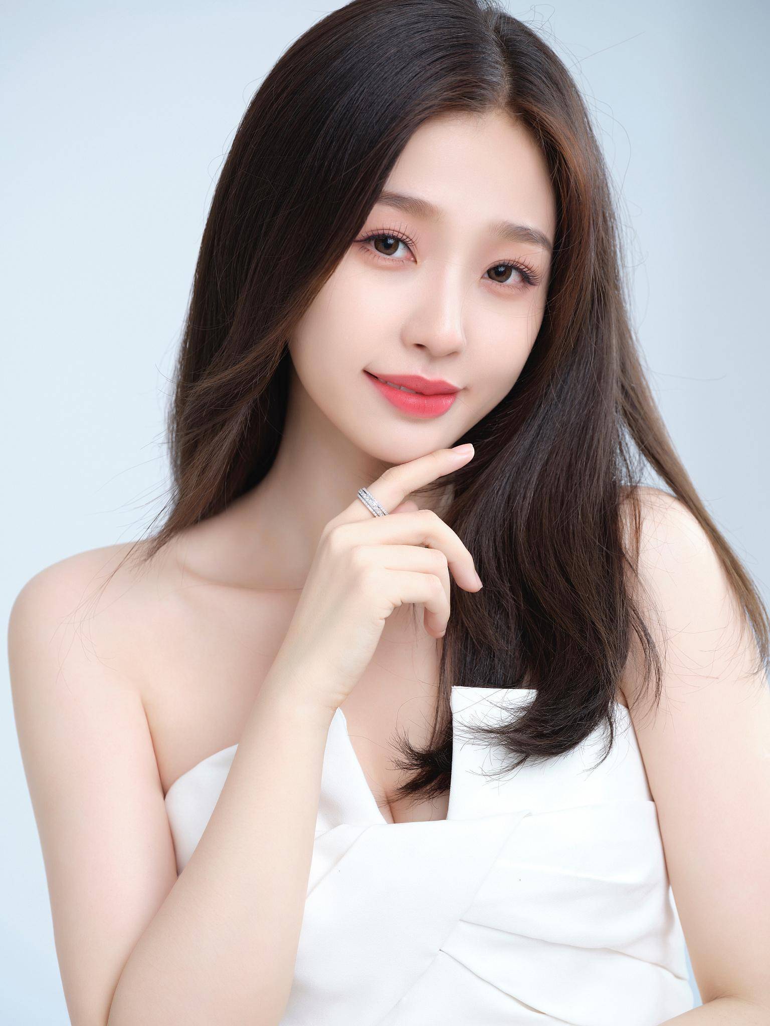曝某知名女星靠规则上位,参加商务饭局傍金主,姓氏独特颜值高_鞠婧祎