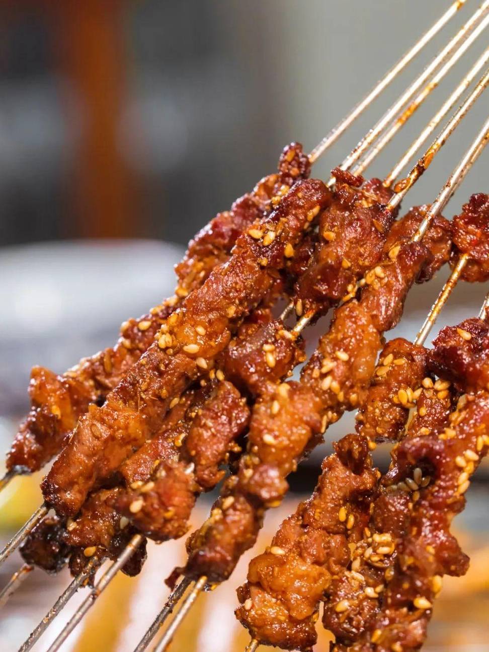 烤酱油筋细嫩鲜香的牛肉小串,简简单单的烧烤料就是它全部的点缀,肥瘦