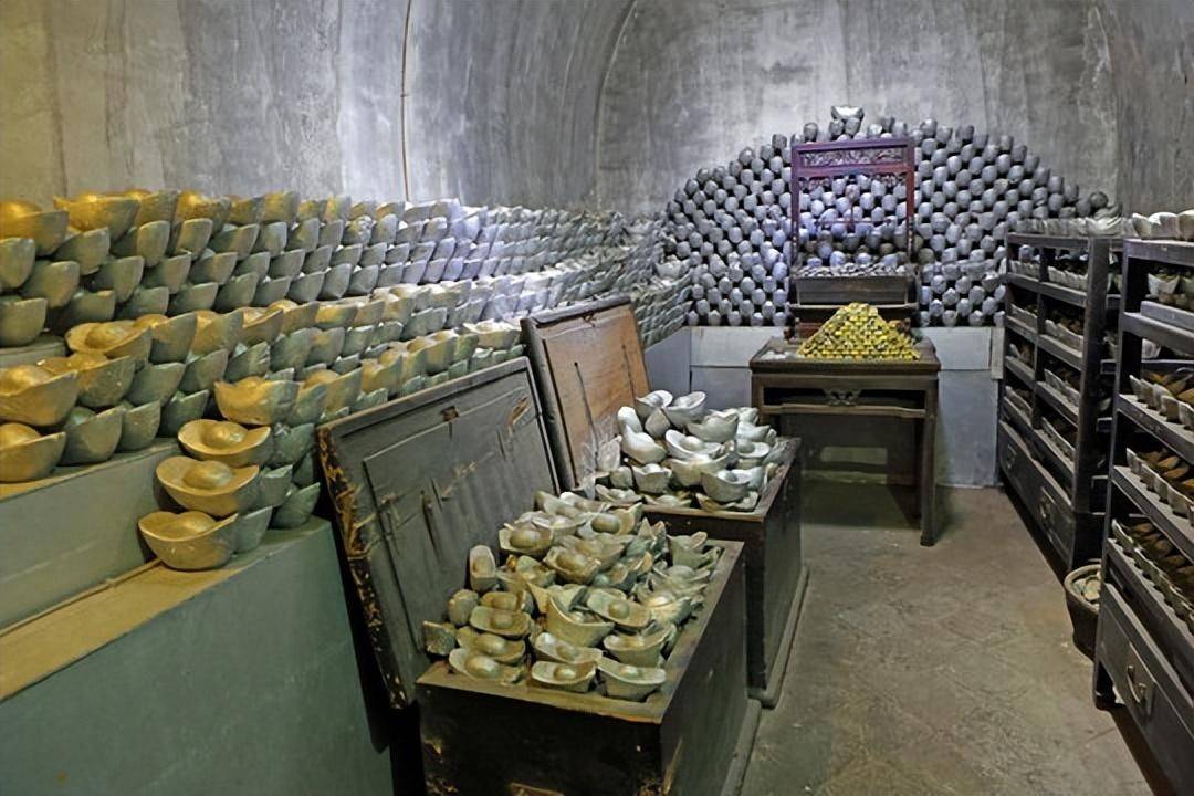 先看古代,挑一个月黑风高的夜晚,用炸药把金库炸开,冲进去拿完就跑.