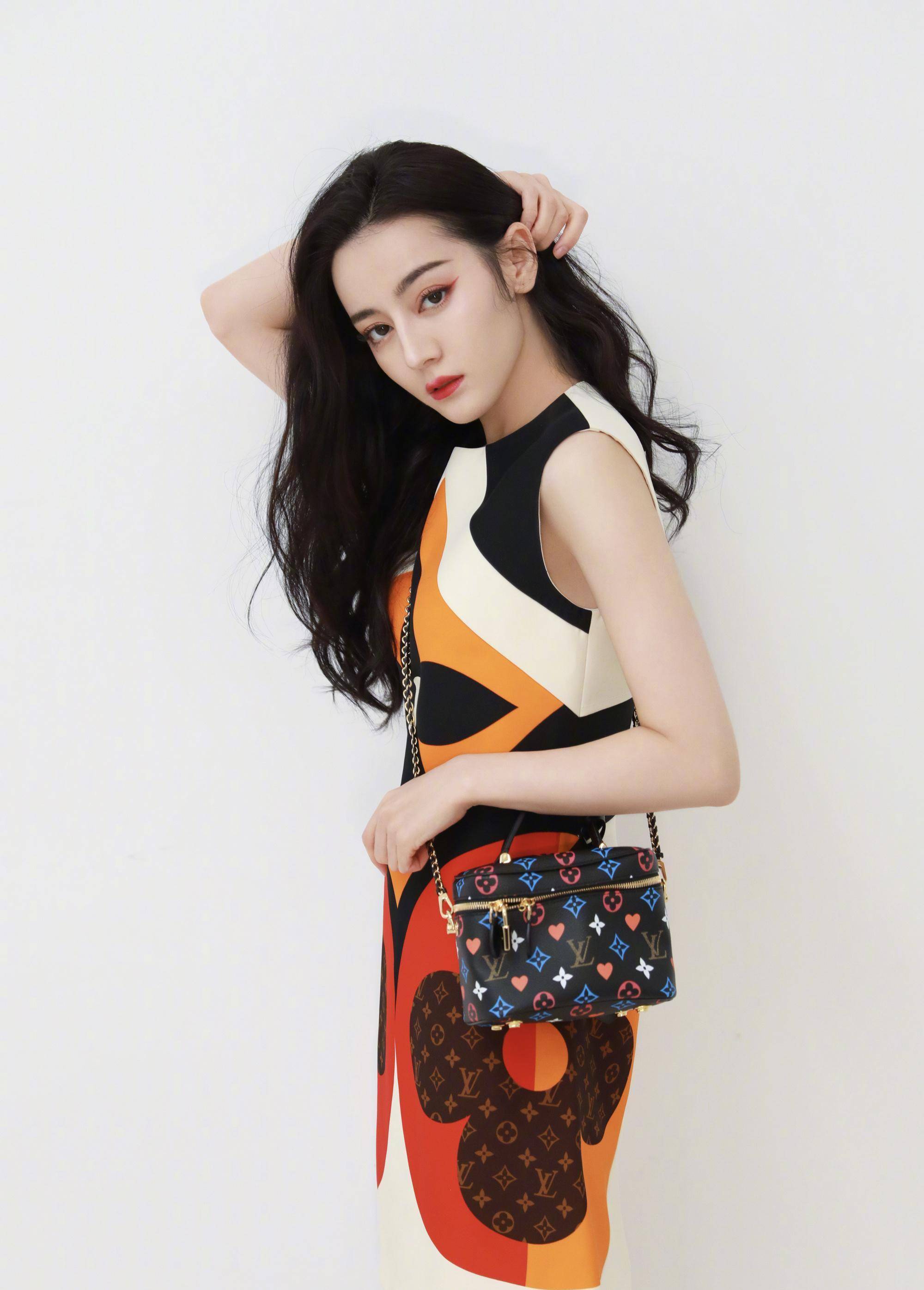 来看一下这一套a字裙和运动鞋的搭配,大家都知道迪丽热巴的身高不低