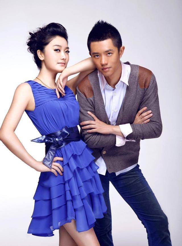 凤凰传奇曾毅腿伤坐轮椅,左脚打石膏,但精神状态丝毫不受影响_网友