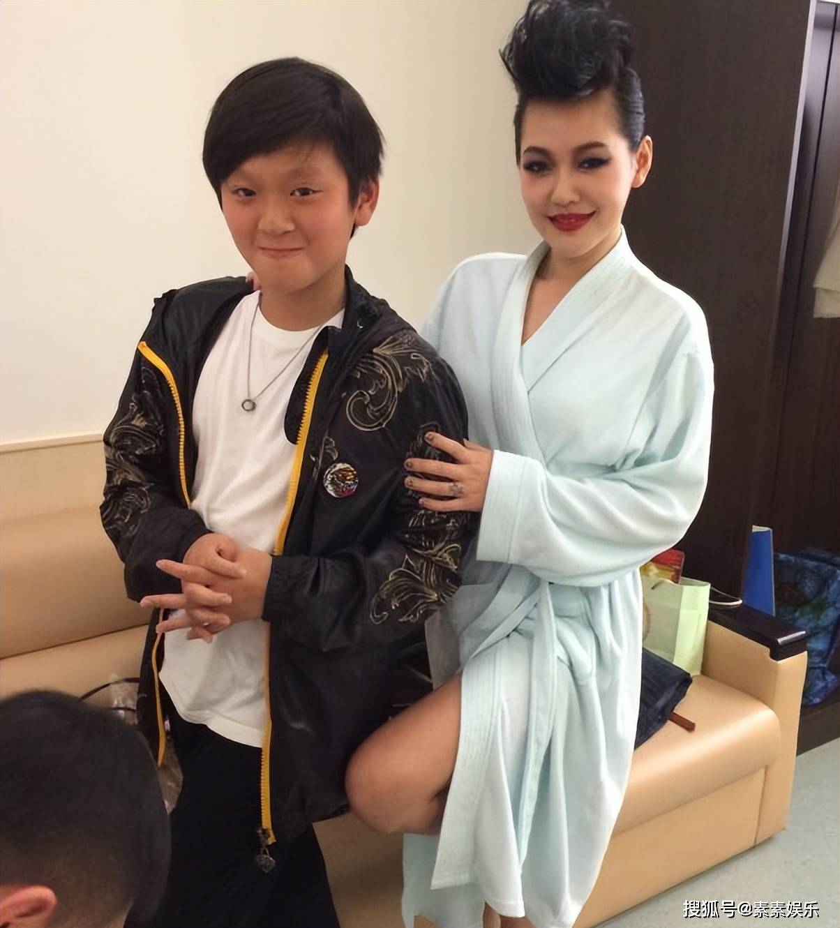 21岁模样很像妈妈,邱黎宽亲自培养他_邱煌_黄任中_儿子