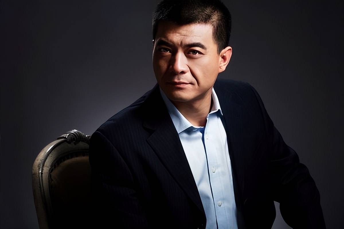 在北京电影学院,王新军看着那些科班的演员,心里不禁暗想道:他们也不