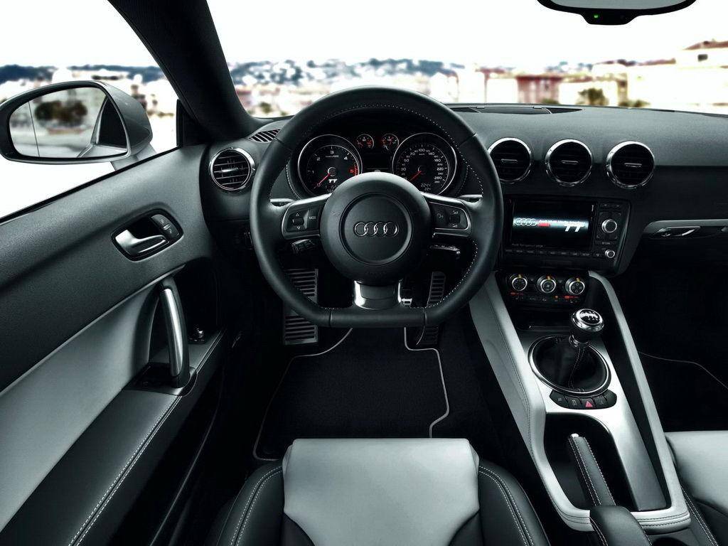 内饰方面,第二代tt没有初代车型那么讲究设计细节,但也在多方面体现了