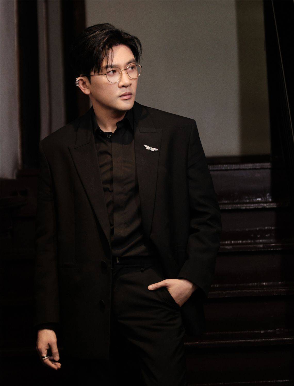 苏有朋纯黑西装亮相活动 儒雅绅士诠释别样态度_品牌_黑色_造型