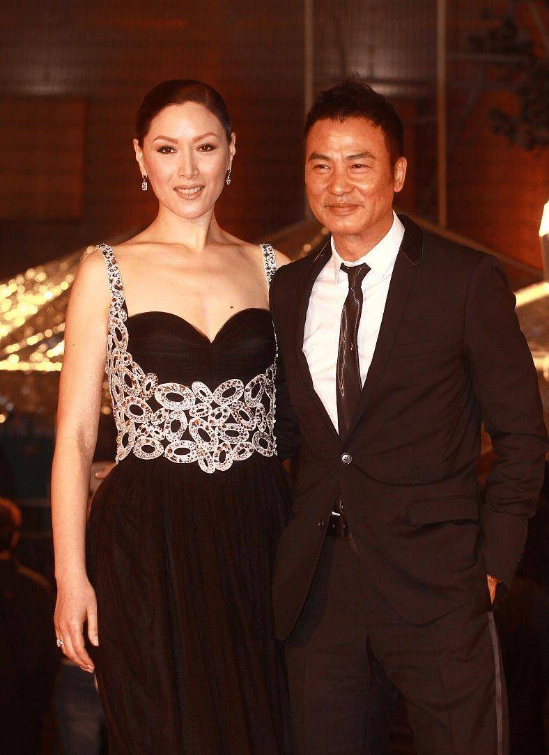 任达华娶的奥地利老婆,超模身材高级出彩,随便一穿都有成熟感