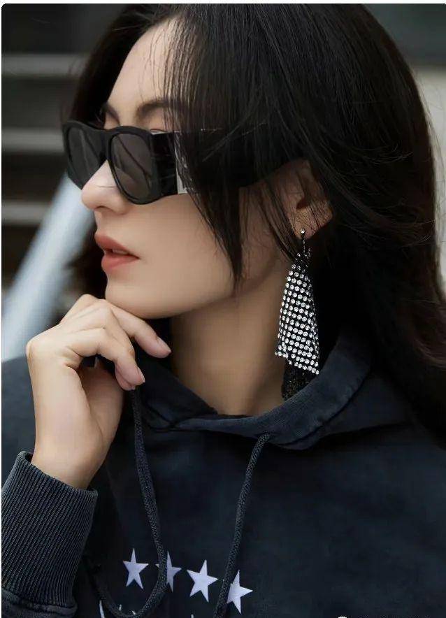 张柏芝最新街拍造型曝光,她的发型颜色选择是扮嫩还是老土?