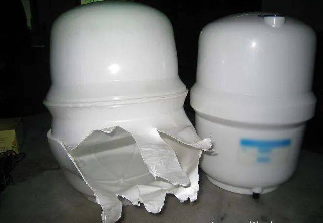 压力桶爆炸劣质净水器损坏厨房看看劣质净水器的糟心表现——一台便宜