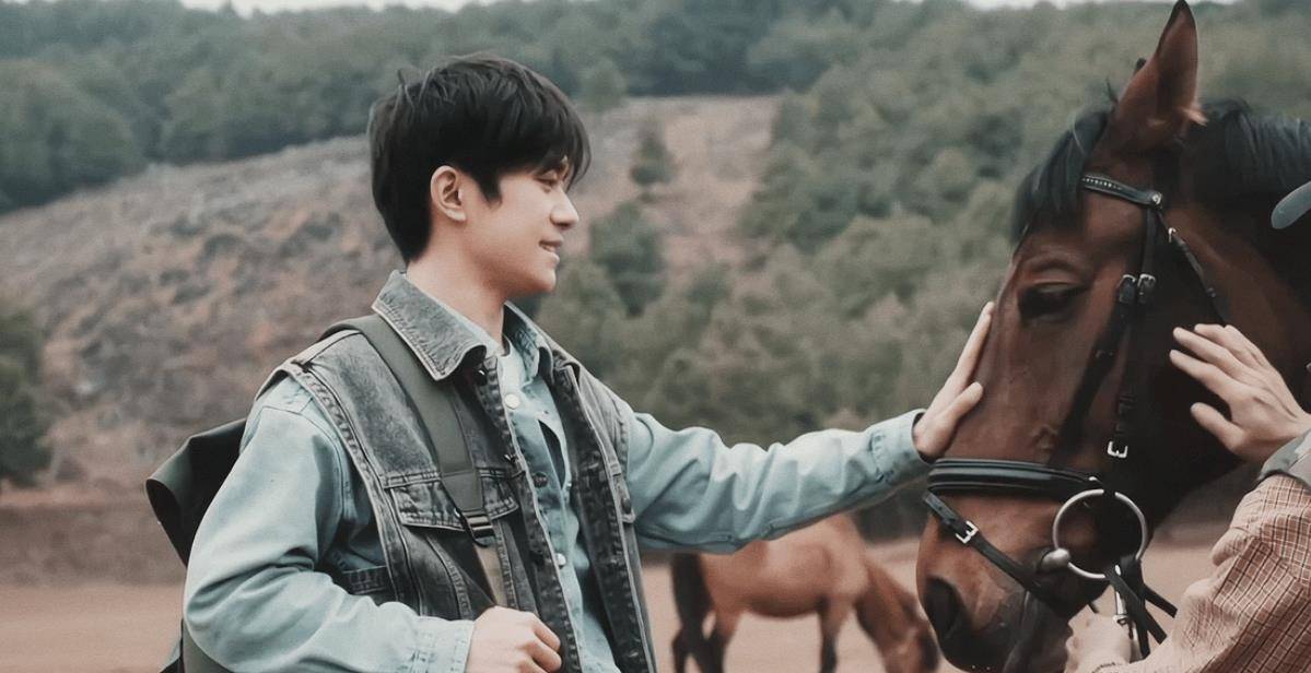 易烊千玺:老中青三代集结,同陈道明靳东2位前辈野外骑马踏春游_摩托车