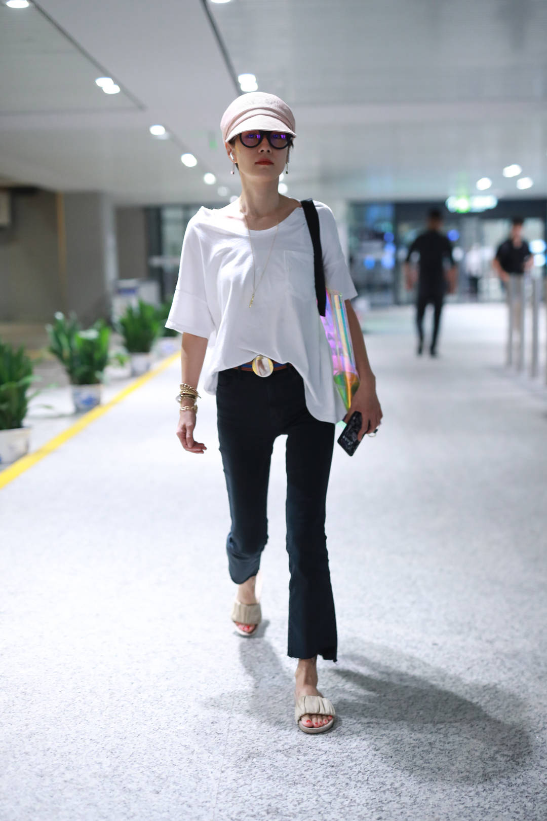 马伊琍离婚后机场亮相首露正脸,人非常瘦还总躲避镜头_北京_女儿_自然