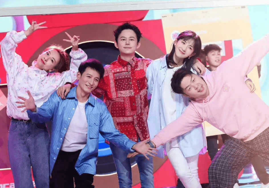 最后,我们也祝福何炅49岁生日快乐,祝福"快乐家族"的五位主持人的友情