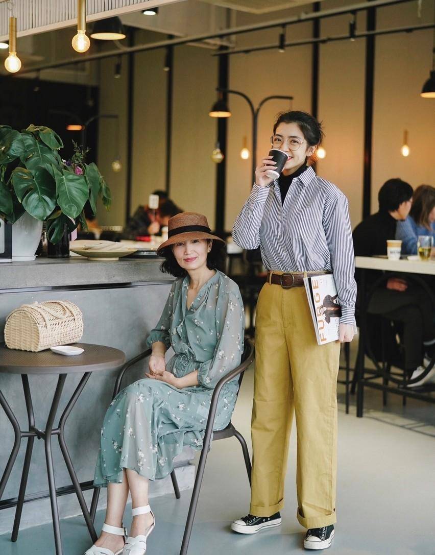 瞧三木妈穿"长裙 平底鞋"多美_鞋子_颜色_建议