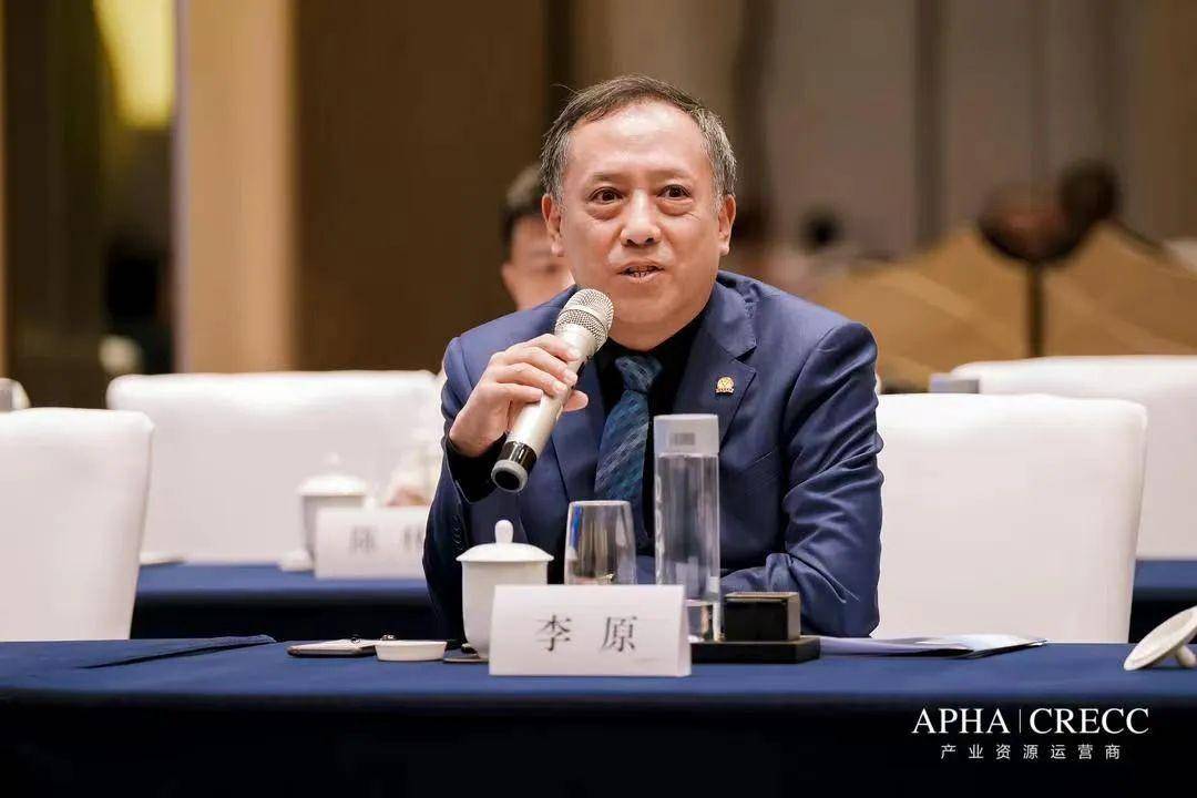 岷山集团副总经理李沁建言安逸酒店集团常务副总经理兼锦江宾馆党委