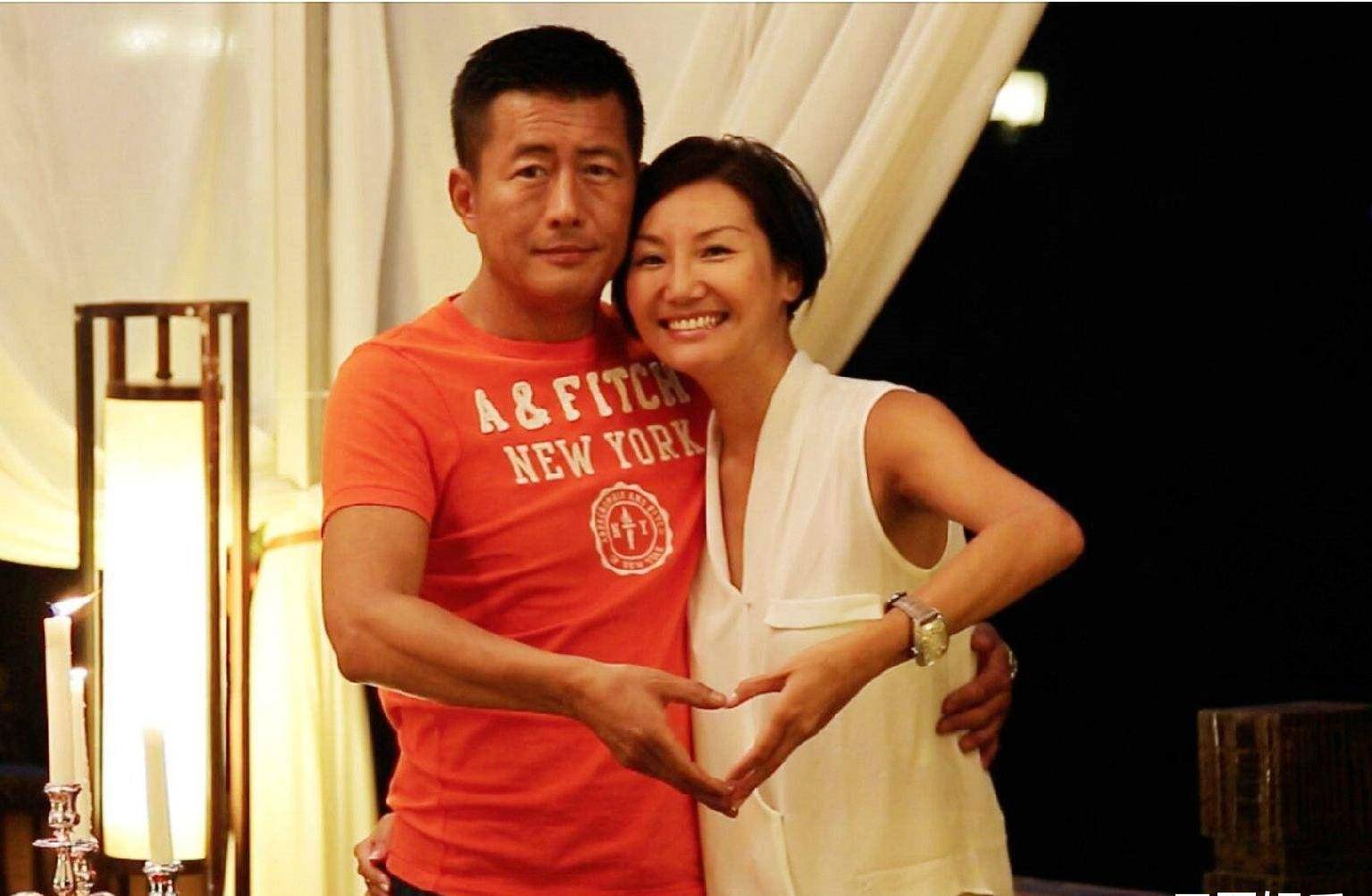 高曙光一家拜年,5岁儿子穿唐装年味十足,小16岁富婆妻子气质好_田小洁