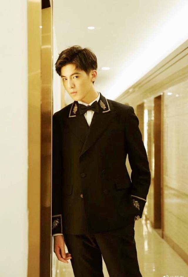 比如一句"嫂子真漂亮"就爆料了李琦有女朋友的事张超从高中开始就用