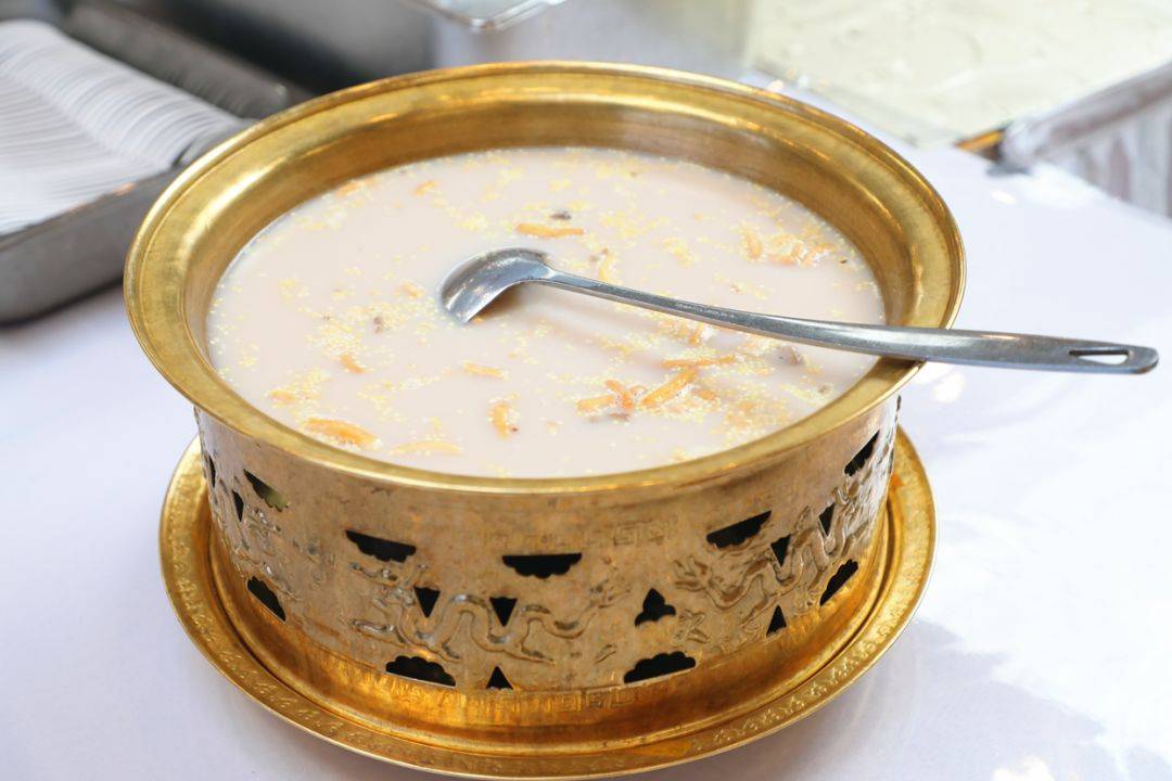 奶茶铜锅上桌不能错过一顿色香味俱全的蒙古族传统奶茶来敖勒召其镇从