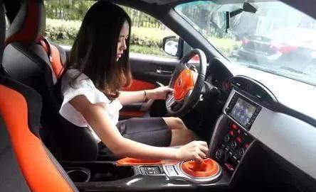 减速时，先踩刹车，还是先踩离合？原来都弄错了，这才是真相-减速先踩刹车还是先踩离合器