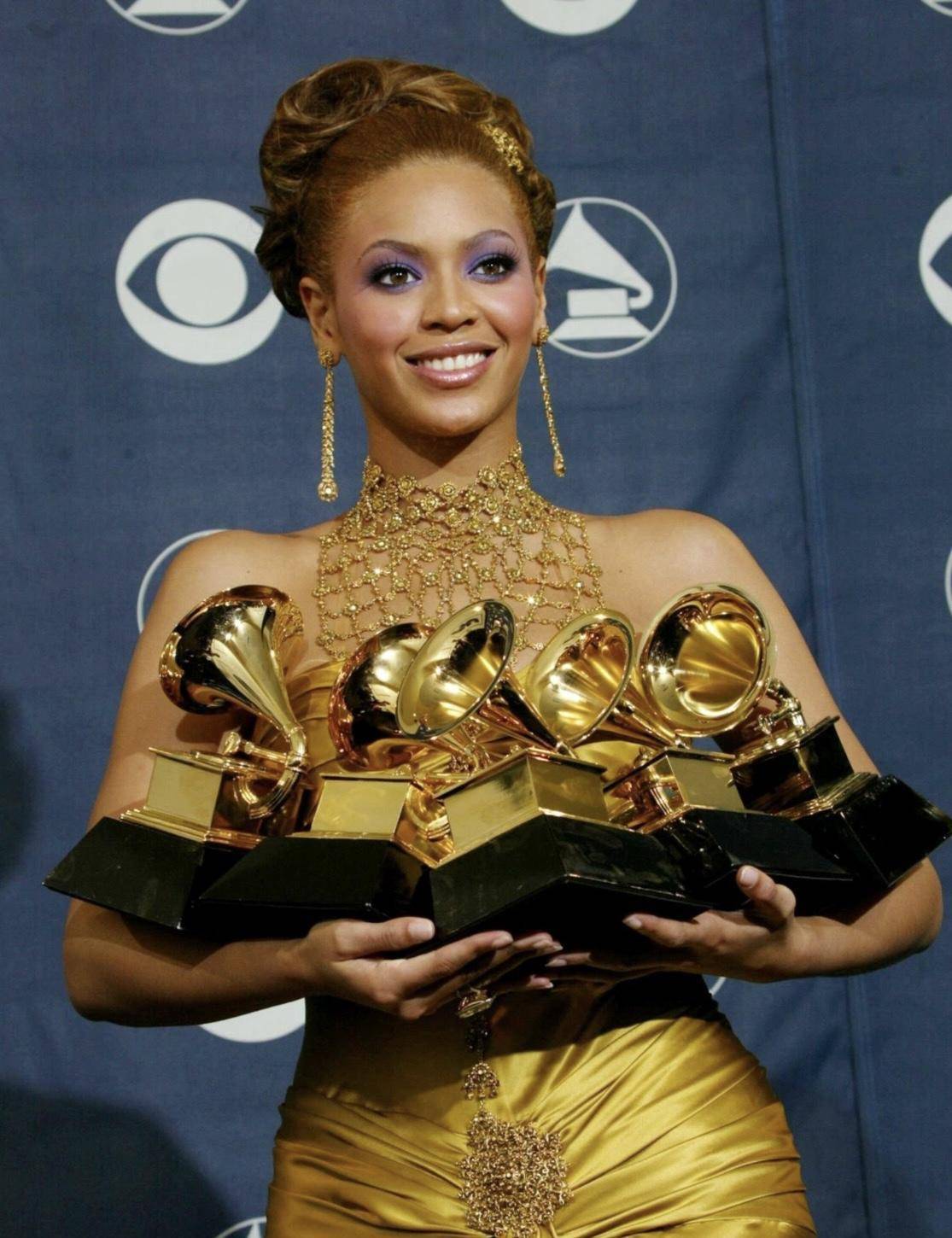 卡迪·b她的穿衣风格极其大胆而且造型真的百变看起来真的是五彩斑斓