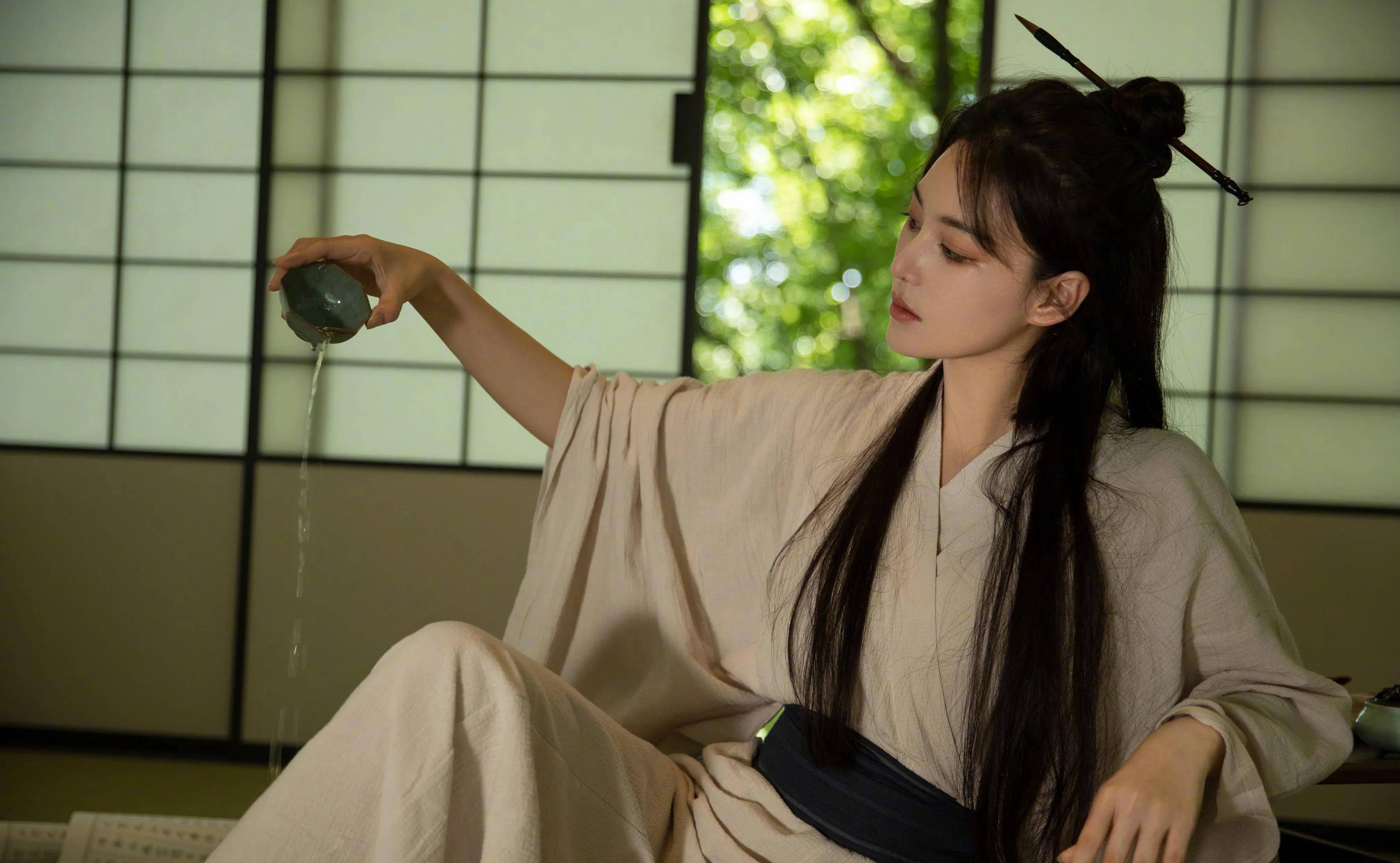 当辣妈张馨予穿上时尚袜,朋友都说:好看,有气质_美人_明星_作品