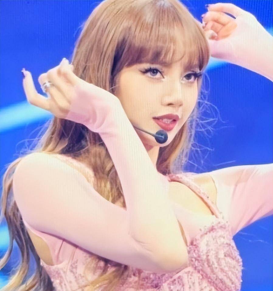 这位韩国女演员的着装再次引起了热议,上衣短了,胸都开了_观众_网友