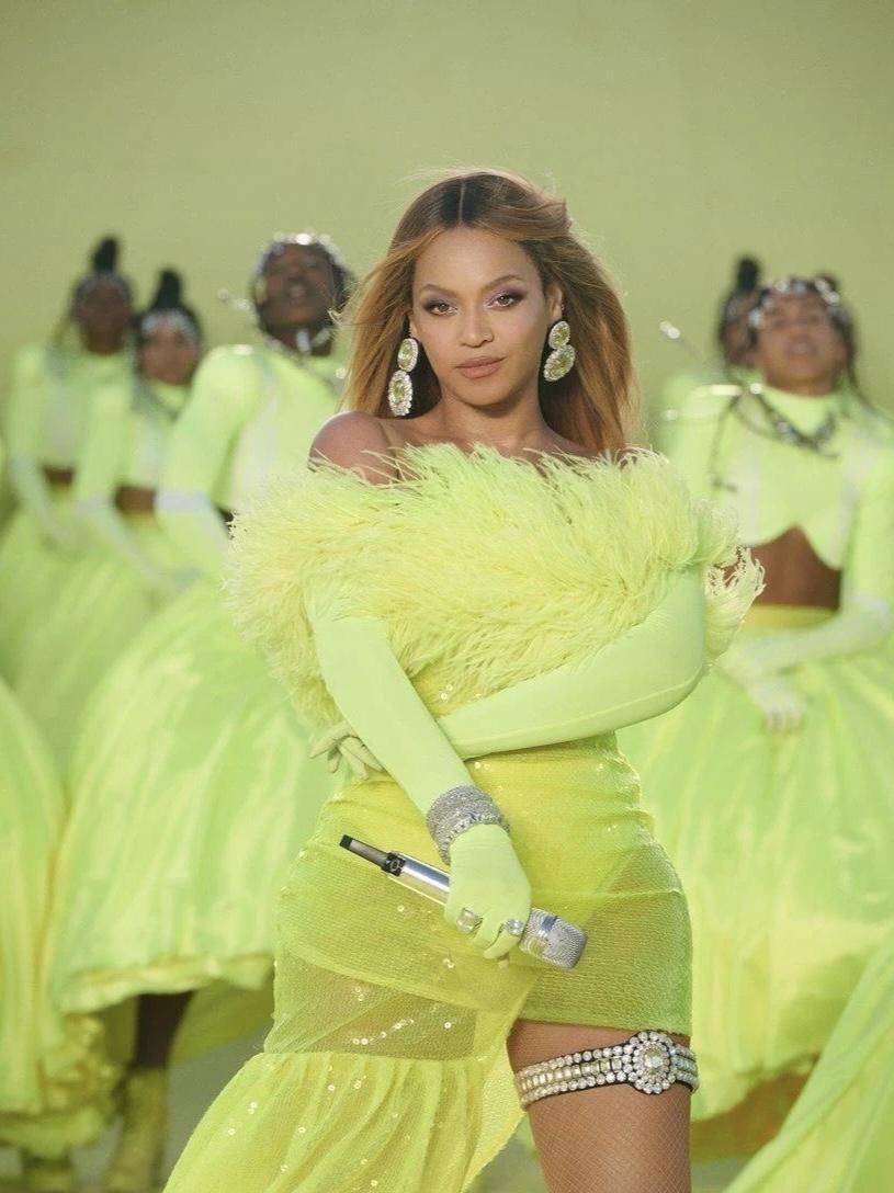 卡迪·b她的穿衣风格极其大胆而且造型真的百变看起来真的是五彩斑斓