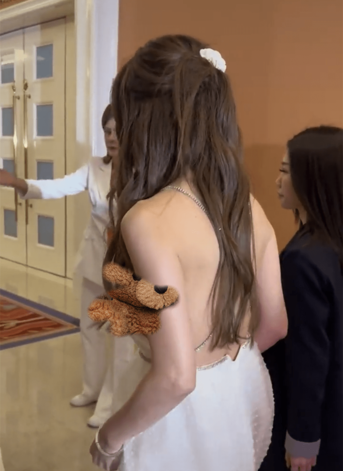 56岁温碧霞出席活动走光!