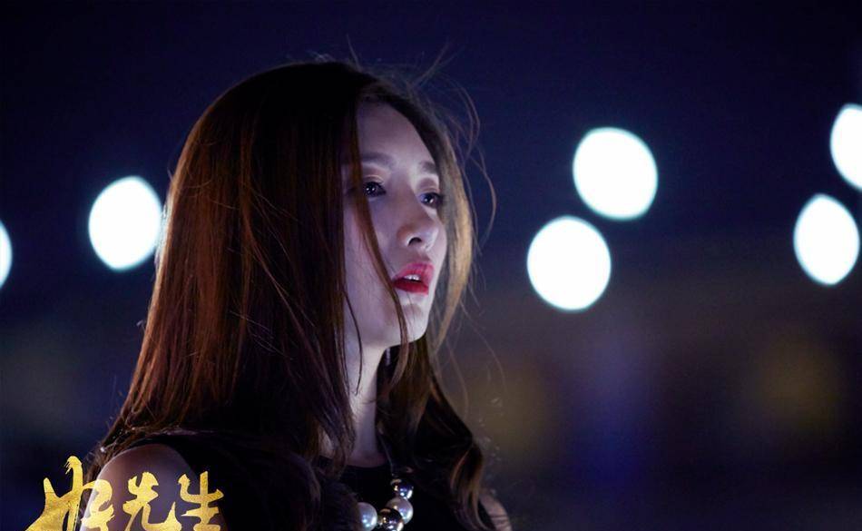 同年,江疏影与古天乐合作《危城》饰演白玲.