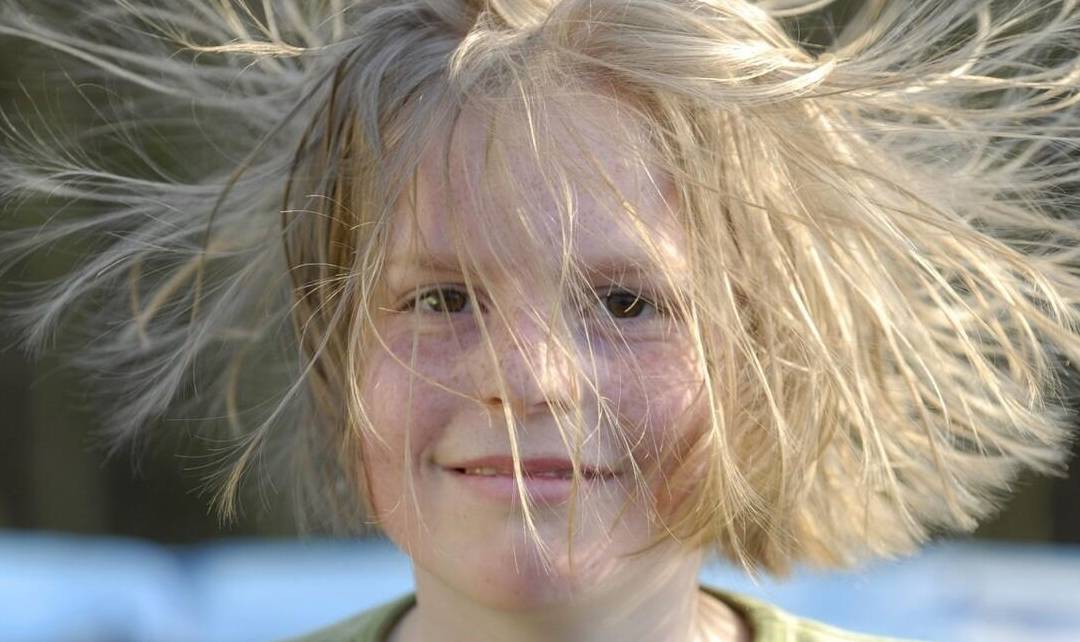 "噼里啪啦"静电季,学会这几招再也不怕被"电"了_头发_瞬间_老年人