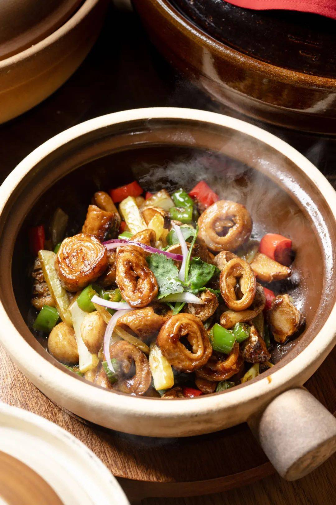 「大肠啫啫煲」还没上桌就已经是c位,隔着两桌都能闻到浓郁的酱香,q弹