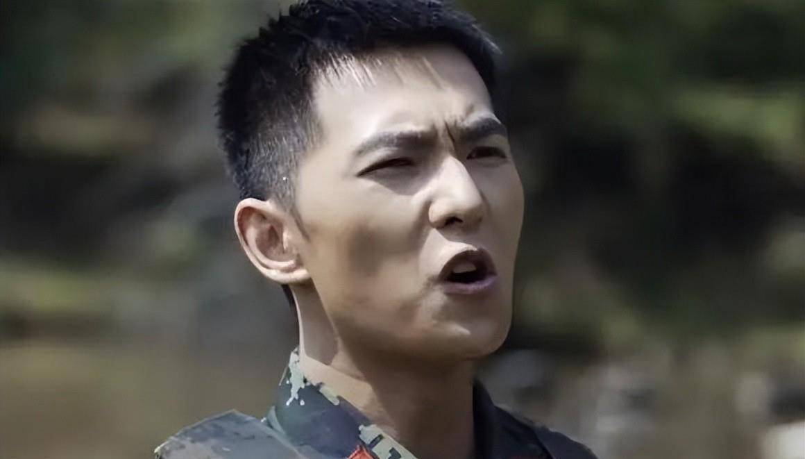 与娜扎一样,杨洋跳舞的时候,不仅身段好,表情也不油腻很自然.