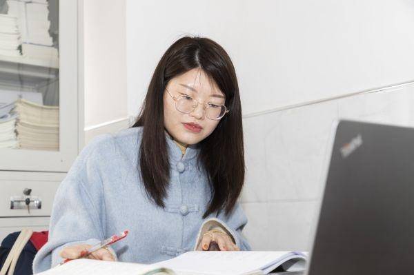 钻研背诵名师教案5年,年轻教师用"苦办法"教出"甜气质"_梅玲_教学