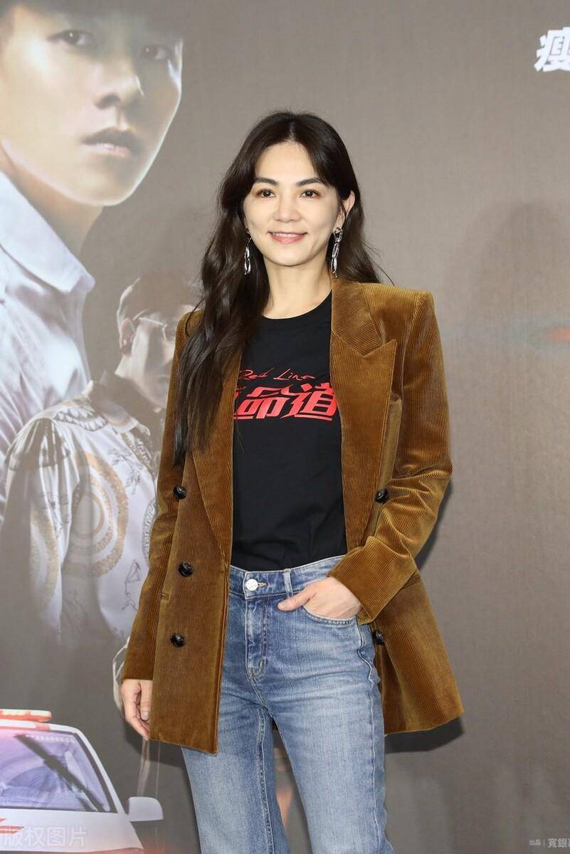 在这次街拍中,ella陈嘉桦穿着一套棕色西装搭配黑色