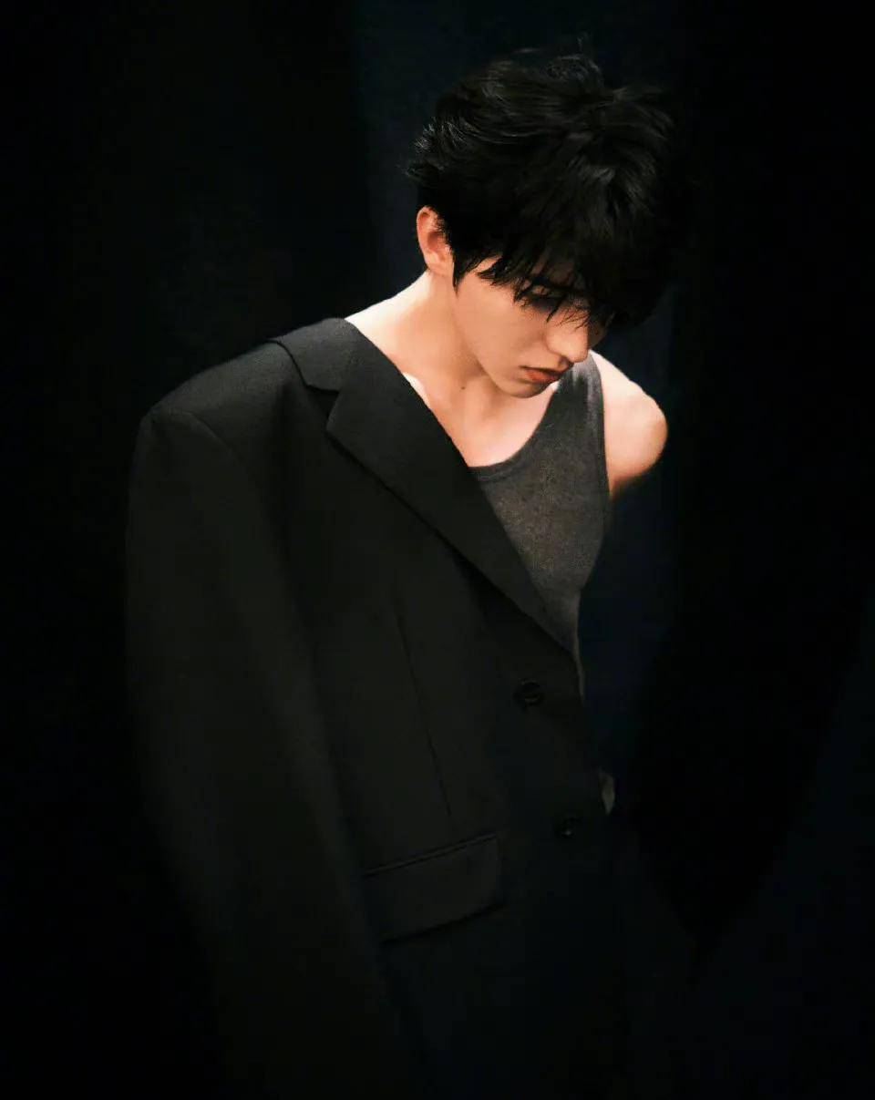 蔡徐坤的背心造型,紧身背心披着西装,又酷又帅气_时尚_阳刚之气_氛围