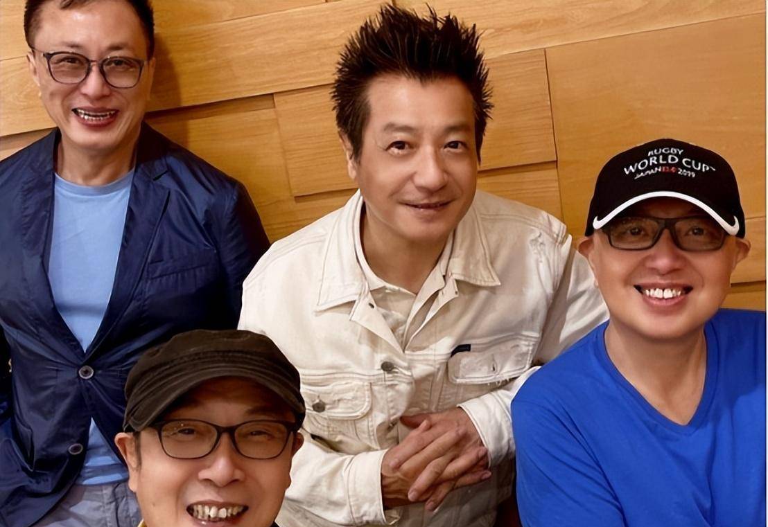 71岁石修晒聚会照,老戏骨胡枫刘松仁气色好,米雪打扮朴素气质好_穿着