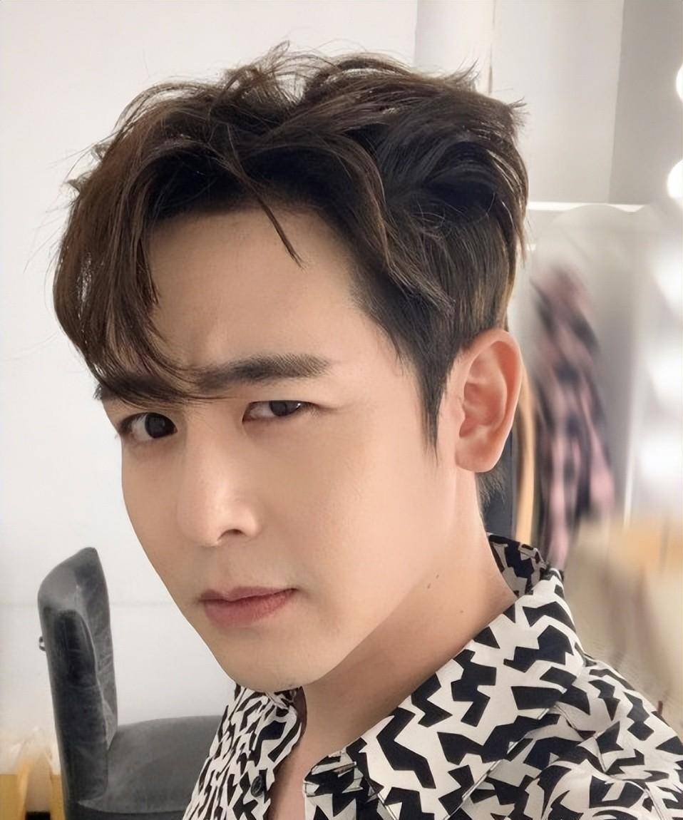 2pm尼坤当年小奶狗肌肉外表人气超高,33岁近况却变黝黑胡渣大叔_模样