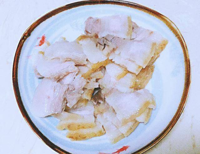 加水把猪肉煮熟.