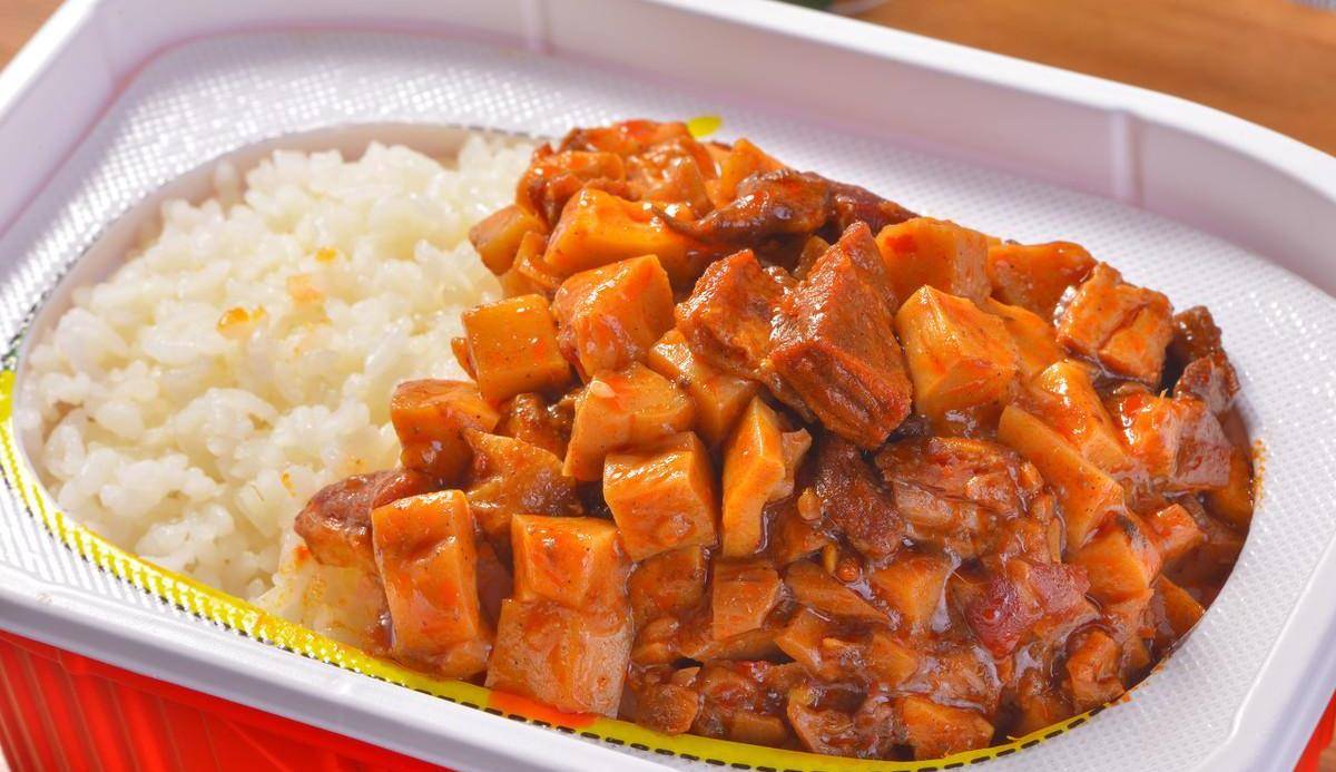 鸡腿2个,土豆2个主料:下面来说说两者搭配在一起的红烧土豆鸡块盖浇饭