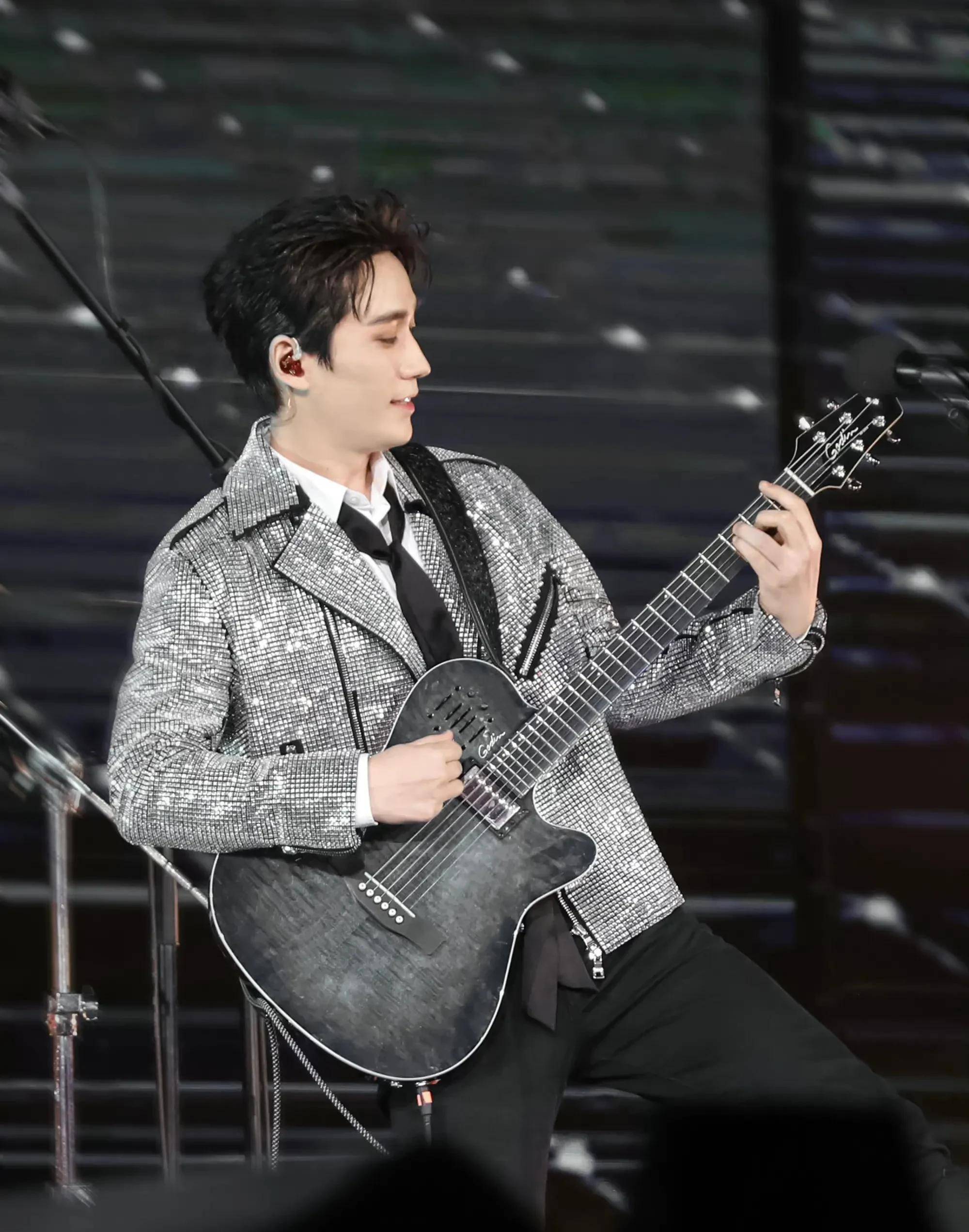 男明星"摇滚风"造型:王一博鹿晗风格变化大,最后被朱一龙惊艳