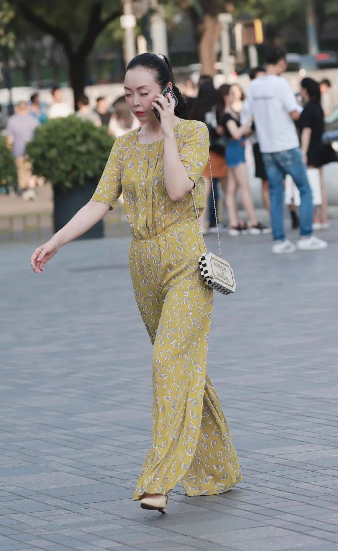 街拍:女人一旦成熟,形象和举止都会充满韵味_女性_魅力_自然