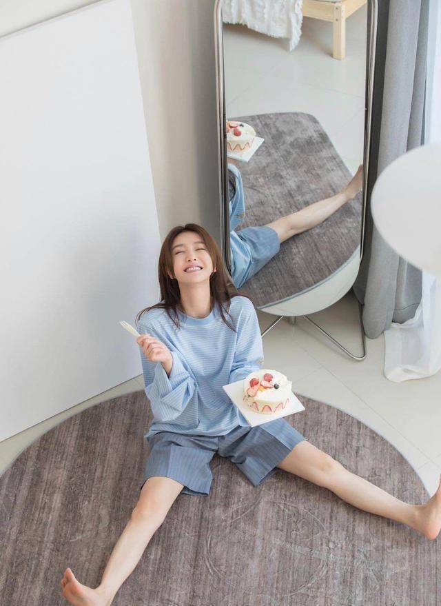 真看不出秦岚已经42岁了,在家穿"睡衣"随便拍拍,都能这么好看_美人