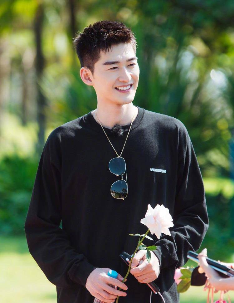 这可是吸引了不少观众的关注,而这两位实习团长助理也就是张翰和