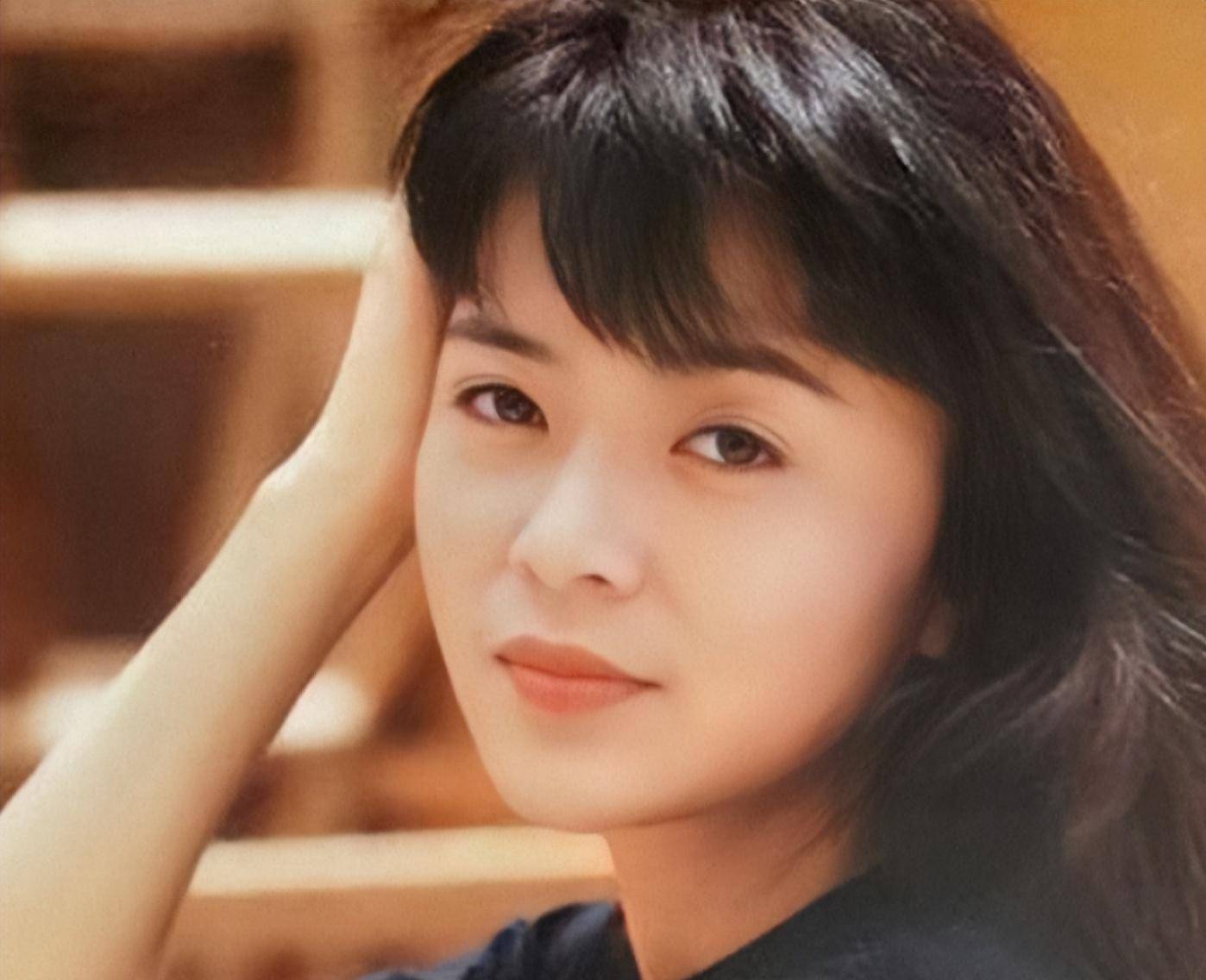 周润发为她身亡,刘德华为她着迷,小龙女陈玉莲分手后