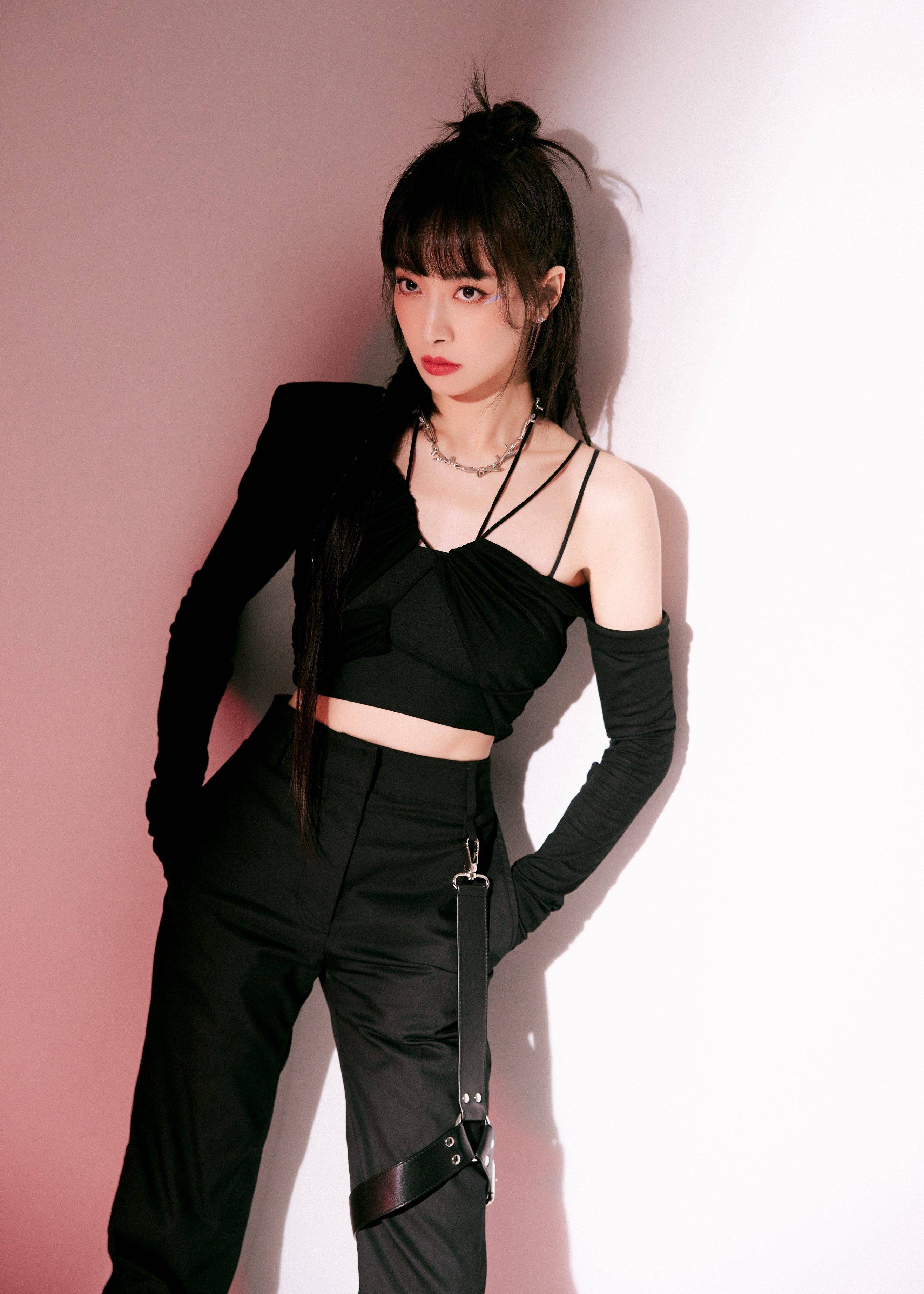 宋茜吊带抹胸装优雅时尚写真_黑色_运动鞋_长裤