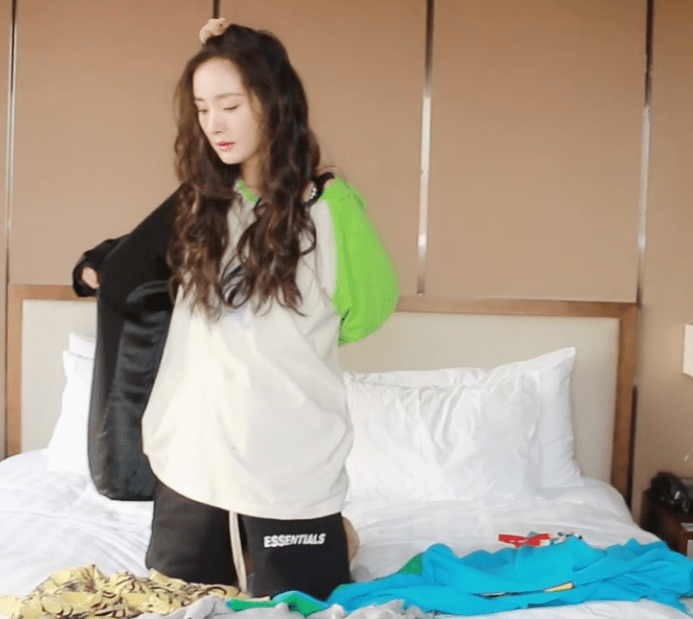 穿短裤秀出一双长腿,手上"记佛器"太抢镜_佛教_记忆_床上