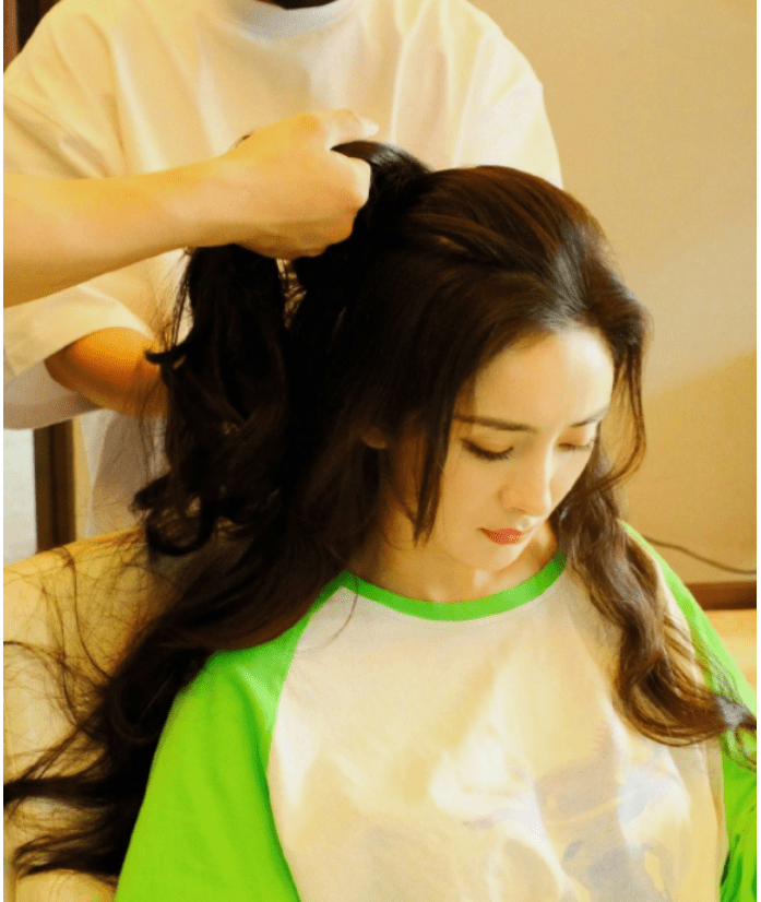 穿短裤秀出一双长腿,手上"记佛器"太抢镜_佛教_记忆_床上