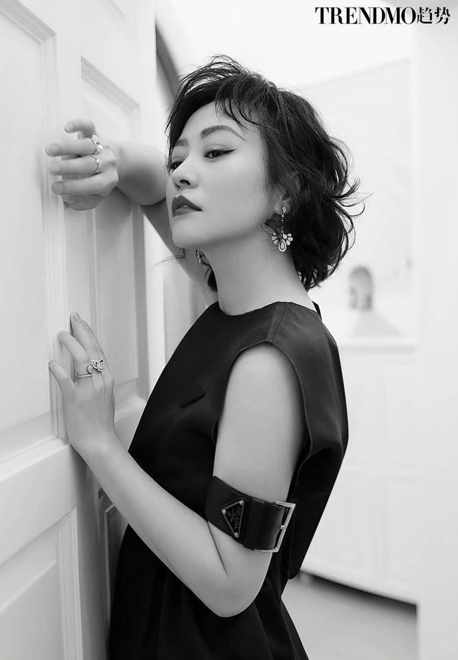 郝蕾终于收起性感,穿职业穿拍大片优雅高级,这才是43岁该有的美_长裙