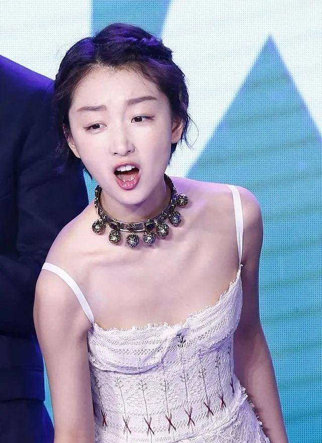 冬天抹胸夏天羽绒服,拍写真干脆不穿,周冬雨的自信从哪儿来的?