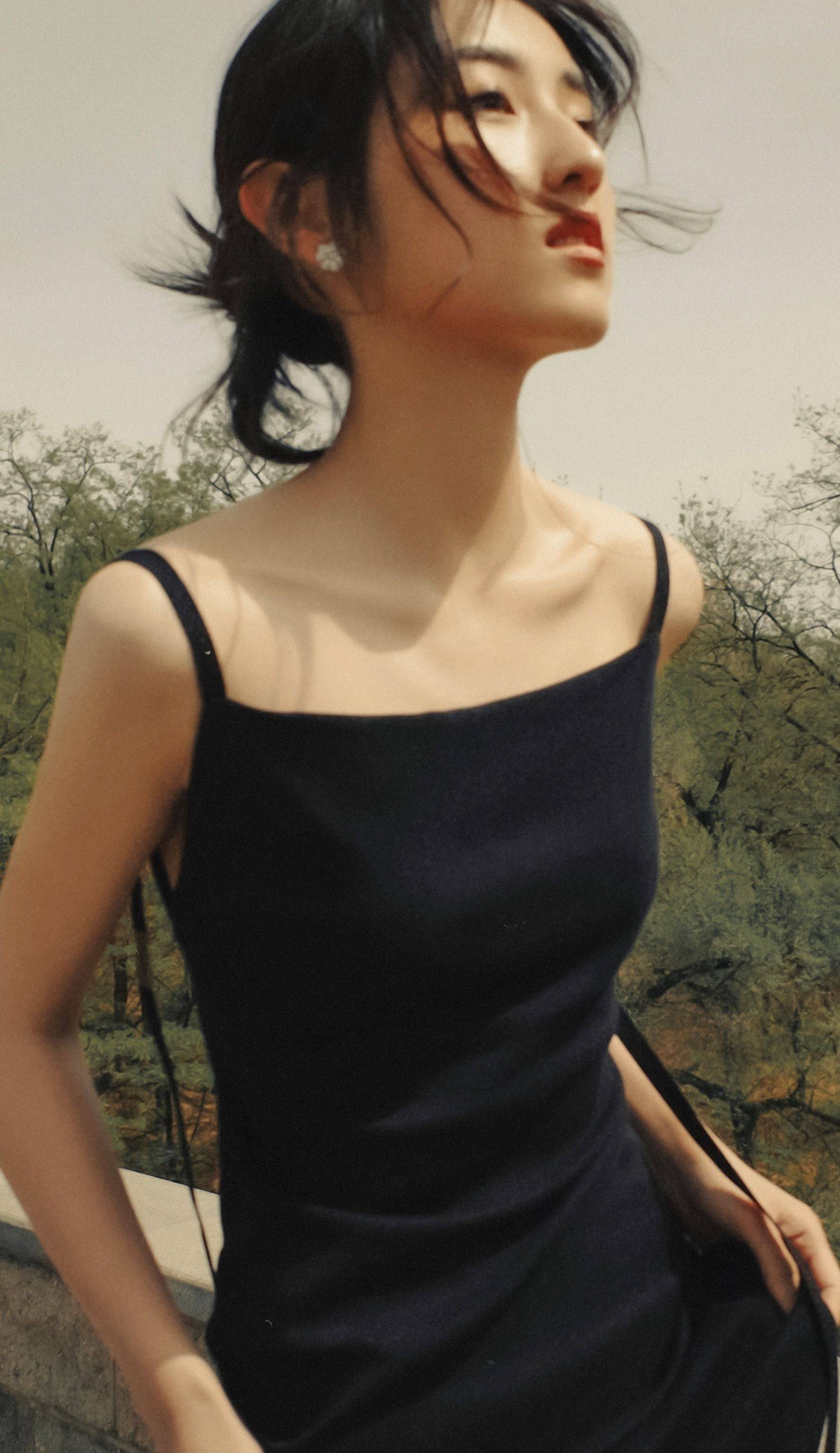 张子枫黑色吊带连衣裙性感美背写真_高跟鞋_银色_锁骨